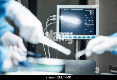 Elettrocardiogramma, mani di medici con bisturi o squadra per chirurgia, assistenza sanitaria o assistenza medica. Zoom, monitor o mano dell'infermiere in teatro per la fiducia Foto Stock