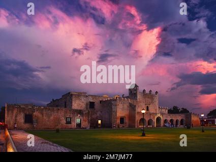 Il Convento di San Bernardino de Siena a Valladolid, Spagna sotto il cielo panoramico viola Foto Stock