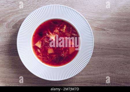 Borscht ucraino tradizionale. Piatto di zuppa di barbabietole rosse borsch. Cucina tradizionale Ucraina. Foto Stock