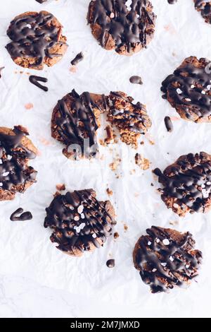 Biscotti senza glutine al cioccolato fondente con farina di mandorle Foto Stock