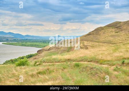 Montagna dei cervi al parcheggio di Gesera che si affaccia sul fiume Seoenga vicino alla città di Ulan-Ude, Repubblica di Buryatia, Russia Foto Stock