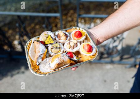 Assortimento di mini torta e crostate, dessert italiani di Bellagio, Italia Foto Stock