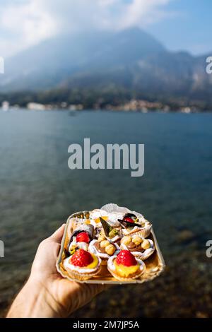 Assortimento di mini torta e crostate, dessert italiani di Bellagio, Italia Foto Stock