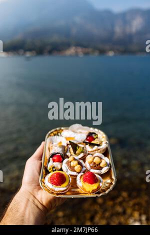 Assortimento di mini torta e crostate, dessert italiani di Bellagio, Italia Foto Stock