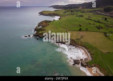Veduta aerea panoramica della costa vicino a Lastres, Asturie, Spagna Foto Stock