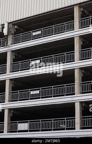 Vista sul moderno parcheggio su più piani Foto Stock