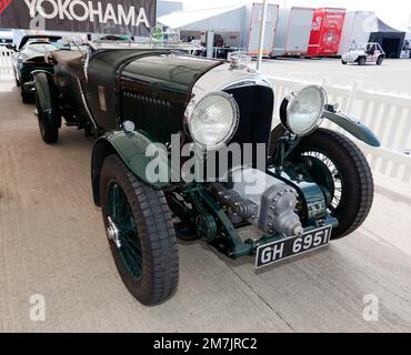 Vista frontale di tre quarti di una Bentley 4,5L sovralimentata, 1930, verde, in esposizione al Silverstone Classic 2022 Foto Stock