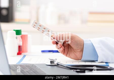 Foto di un giovane medico che compila un modulo per una prescrizione medica nella sua stanza di consulenza Foto Stock