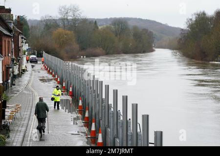 Le difese antialluvione sono installate a Bewdley, Worcestershire, dopo che la pioggia persistente ha provocato alluvioni lungo il fiume Severn. L'Ufficio MET ha emesso avvertimenti per le forti piogge e le inondazioni, che si abbattono più pesantemente nelle zone occidentali, ma causano condizioni di vento e umidità in tutto il paese. Data immagine: Martedì 10 gennaio 2023. Foto Stock