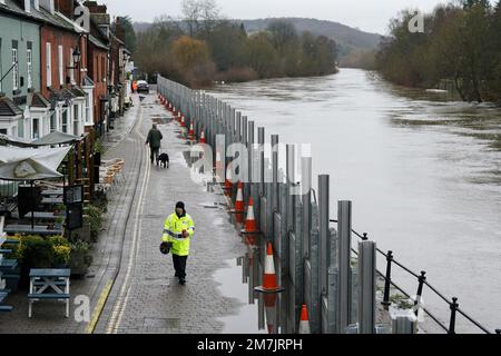 Le difese antialluvione sono installate a Bewdley, Worcestershire, dopo che la pioggia persistente ha provocato alluvioni lungo il fiume Severn. L'Ufficio MET ha emesso avvertimenti per le forti piogge e le inondazioni, che si abbattono più pesantemente nelle zone occidentali, ma causano condizioni di vento e umidità in tutto il paese. Data immagine: Martedì 10 gennaio 2023. Foto Stock