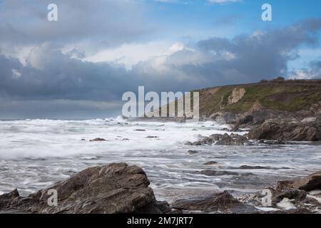 Tempesta che si avvicina a una spiaggia rocciosa della Cornovaglia a Dollar Cove The Lizard Foto Stock