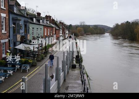 Le difese antialluvione sono installate a Bewdley, Worcestershire, dopo che la pioggia persistente ha provocato alluvioni lungo il fiume Severn. L'Ufficio MET ha emesso avvertimenti per le forti piogge e le inondazioni, che si abbattono più pesantemente nelle zone occidentali, ma causano condizioni di vento e umidità in tutto il paese. Data immagine: Martedì 10 gennaio 2023. Foto Stock
