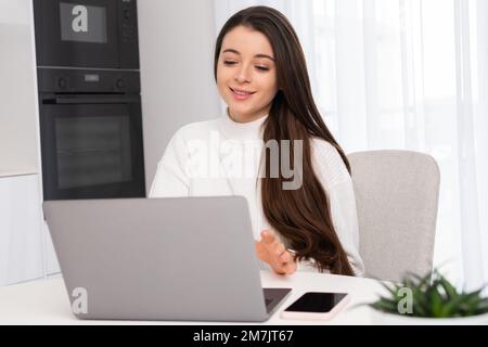 Buon mentore sicuro o vettura che dà la lezione in linea. Blogging o concetto di e learning. Foto Stock