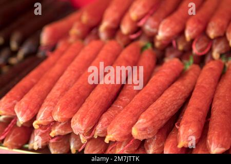 Salsicce cinesi in vendita a Singapore Chinatown. La salsiccia cinese ha un sapore unico, un delizioso mix di dolci e salati. Foto Stock