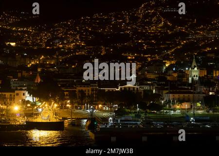 La mattina presto viiew di Funchal preso dal ponte di una nave da crociera. Madeira. Portogallo. Foto Stock