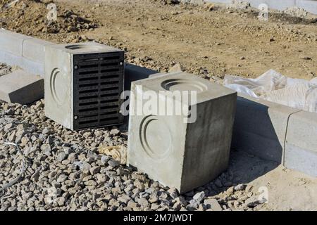 Strada da costruzione su base in cemento come parte della posa in opera di impianti di drenaggio delle acque piovane Foto Stock