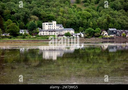 Riflessioni del Loch Long Hotel di Arrochar dal parcheggio per Corbett 'il Cobbler' (ben Arthur) nelle Highlands scozzesi, Scozia. Foto Stock