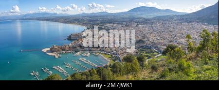 Vista panoramica completa di Castellammare del Golfo, provincia di Trapani in Sicilia Foto Stock