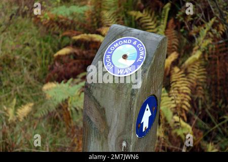 Cartello in legno per la Loch Lomond & Cowel Way tra Lochgoilhead e Arrochar a Coilessan Glen, Highlands scozzesi, Scozia. Foto Stock