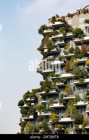 Bosco verticale, edificio forestale verticale, Milano, Italia, verde lussureggiante, balconi, ogni piano, unico, ecologico, giungla urbana, architettura della città Foto Stock