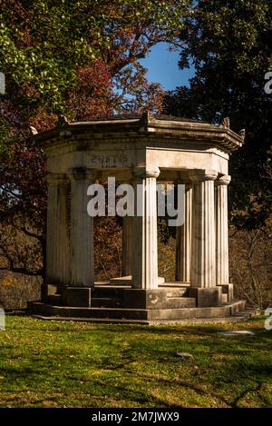 Padiglione rotondo neo-classico, Oak Hill Cemetery, un cimitero storico a Georgetown, un quartiere storico, e districa commerciale e di intrattenimento Foto Stock