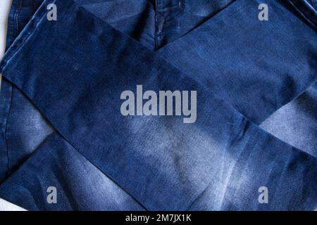 sfondo texture motivo jeans blu ripiegato Foto Stock