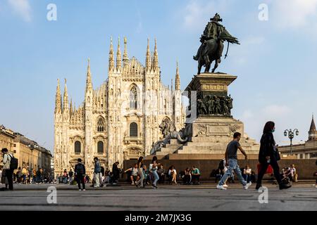 Cattedrale di Milano, Duomo di Milano, Cattedrale in stile gotico, cuore di Milano, Italia, architettura impressionante, dettagli intricati, iconico punto di riferimento, cielo blu Foto Stock