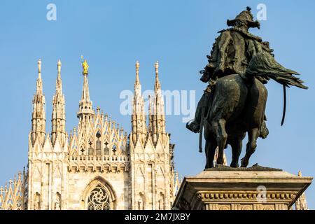 Cattedrale di Milano, Duomo di Milano, Cattedrale in stile gotico, cuore di Milano, Italia, architettura impressionante, dettagli intricati, iconico punto di riferimento, cielo blu Foto Stock