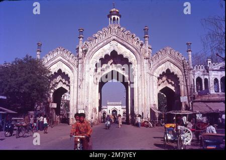 Il Rumi Darwaza, a Lucknow, Utttar Pradesh, in India, è un imponente portale costruito da Nawab Asaf-Ud-Daula nel 1784. E' un esempio di architettura Awadhi. Il Rumi Darwaza, alto oltre 60 metri, è stato modellato sulla Sublime Porte di Istanbul. Foto Stock