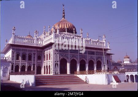 Chota Imambara, conosciuta anche come Imambara Hussainabad Mubarak è un imponente monumento situato nella città di Lucknow, Uttar Pradesh, India. Ci sono voluti 54 anni per finalizzarlo. Foto Stock