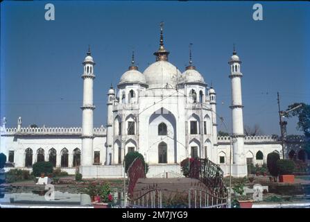 Chota Imambara, conosciuta anche come Imambara Hussainabad Mubarak è un imponente monumento situato nella città di Lucknow, Uttar Pradesh, India. Ci sono voluti 54 anni per finalizzarlo. Foto Stock