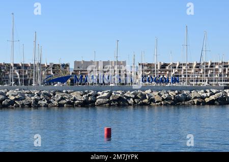 Breakwater porto Cogolin giornata invernale con vista montagna yacht molo Foto Stock