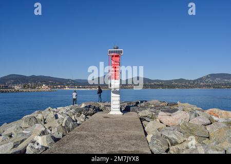 Breakwater porto Cogolin giornata invernale con vista montagna yacht molo Foto Stock