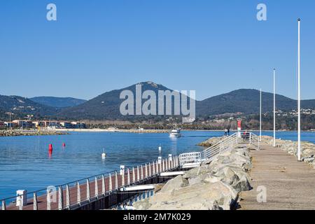 Breakwater porto Cogolin giornata invernale con vista sulle montagne Foto Stock