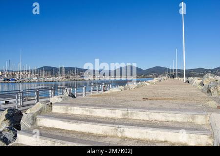 Breakwater porto Cogolin giornata invernale con vista sulle montagne Foto Stock