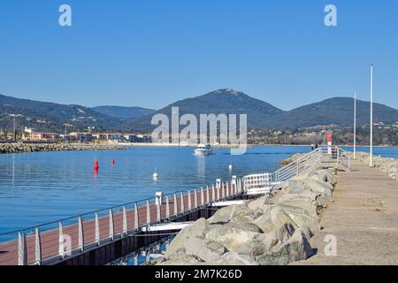 Breakwater porto Cogolin giornata invernale con vista sulle montagne Foto Stock