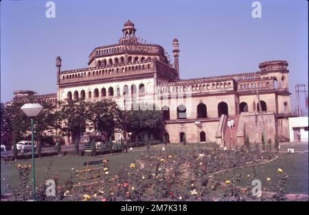 Il Rumi Darwaza, a Lucknow, Utttar Pradesh, in India, è un imponente portale costruito da Nawab Asaf-Ud-Daula nel 1784. E' un esempio di architettura Awadhi. Il Rumi Darwaza, alto oltre 60 metri, è stato modellato sulla Sublime Porte di Istanbul. Foto Stock