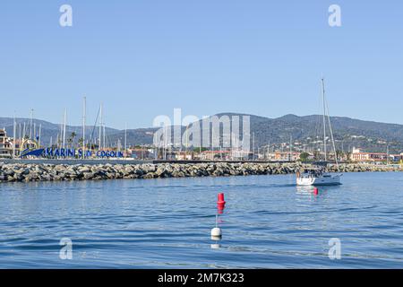 Breakwater porto Cogolin giornata invernale con vista montagna yacht molo Foto Stock