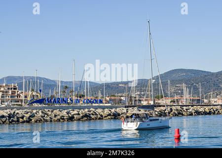 Breakwater porto Cogolin giornata invernale con yacht vista montagna Foto Stock