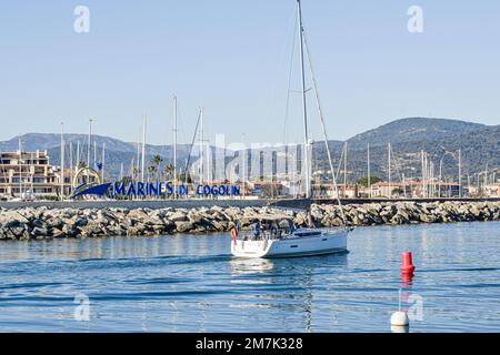 Breakwater porto Cogolin giornata invernale con yacht vista montagna Foto Stock