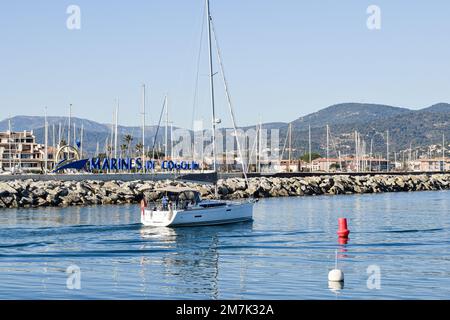 Breakwater porto Cogolin giornata invernale con yacht vista montagna Foto Stock