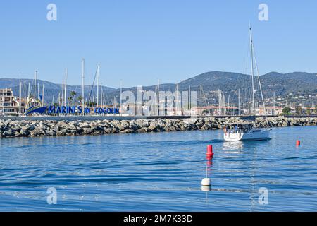 Breakwater porto Cogolin giornata invernale con vista montagna yacht molo Foto Stock