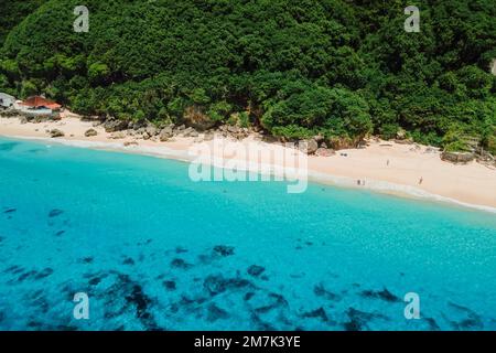Paradise spiaggia tropicale con trasparente oceano blu a Bali. Vista aerea Foto Stock