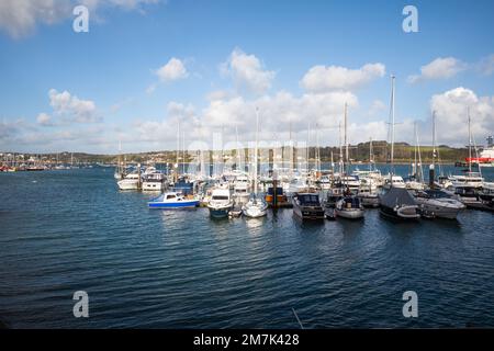 Barche ormeggiate nel porto fuori dal Museo Nazionale Marittimo, Cornovaglia, a Falmouth Foto Stock