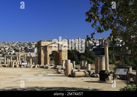 Vista del Tetrapilone Nord della città di Jerash, Giordania, Medio Oriente Foto Stock