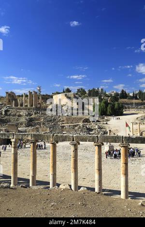 Vista sul colonnato Oval Plaza nella città di Jerash, Giordania, Medio Oriente Foto Stock