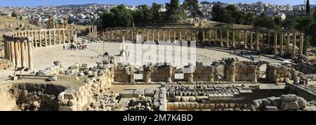 Vista sul Naos di Zeus (Santuario di Zeus Olympios) e sull'Oval Plaza, sulla città di Jerash, sulla Giordania e sul Medio Oriente Foto Stock