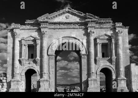 Vista sull'Arco di Adriano nella città di Jerash, Giordania, Medio Oriente Foto Stock