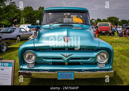 Iola, WI - 07 luglio 2022: Vista frontale in prospettiva alta di un camioncino Ford F-100 del 1956 in una fiera automobilistica locale. Foto Stock