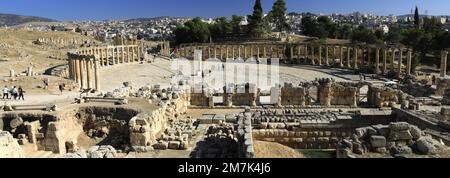 Vista sul Naos di Zeus (Santuario di Zeus Olympios) e sull'Oval Plaza, sulla città di Jerash, sulla Giordania e sul Medio Oriente Foto Stock